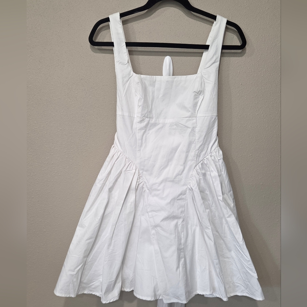 Elegant White Sleeveless Dress